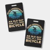 Onderschat nooit een oude man op een fiets. badge (Voor- en achterkant)