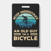 Onderschat nooit een oude man op een fiets. badge (Achterkant)