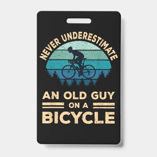 Onderschat nooit een oude man op een fiets. badge (Voorzijde)