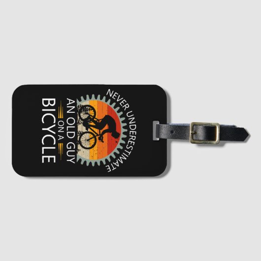 Onderschat nooit een oude man op een fiets bagagelabel (Voorkant (horizontaal))