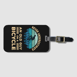 Onderschat nooit een oude man op een fiets. bagagelabel