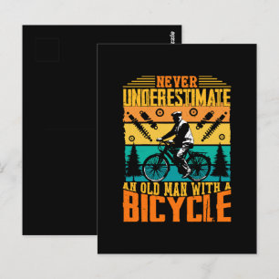 Onderschat nooit een oude man op een fiets briefkaart