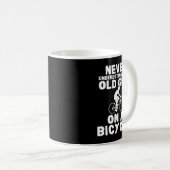 Onderschat nooit een oude man op een fiets cadeau. koffiemok (Voorkant rechts)