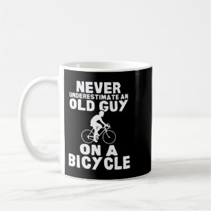 Onderschat nooit een oude man op een fiets cadeau. koffiemok