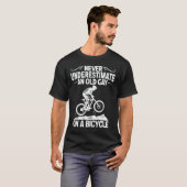 Onderschat nooit een oude man op een fiets cadeau t-shirt (Voorkant volledig)