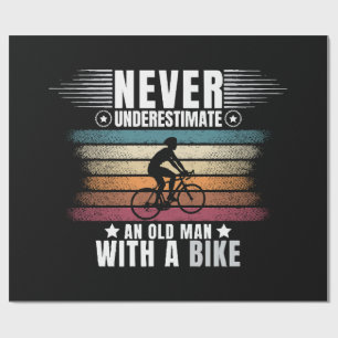 Onderschat nooit een oude man op een fiets cadeaupapier