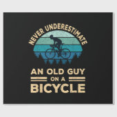Onderschat nooit een oude man op een fiets. cadeaupapier (Vlak)