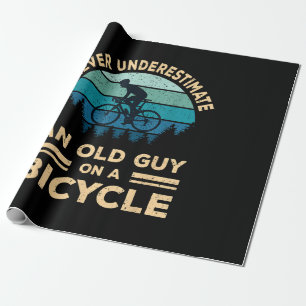 Onderschat nooit een oude man op een fiets. cadeaupapier