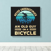 Onderschat nooit een oude man op een fiets. canvas afdruk (Insitu (Houten vloer))
