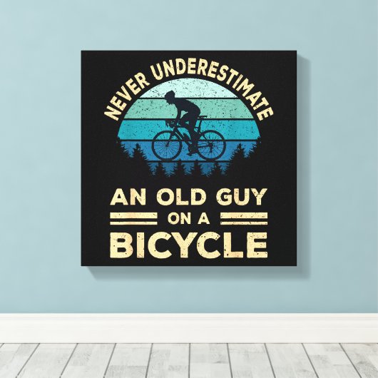 Onderschat nooit een oude man op een fiets. canvas afdruk (Insitu (Houten vloer))