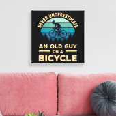 Onderschat nooit een oude man op een fiets. canvas afdruk (Insitu (Woonkamer))