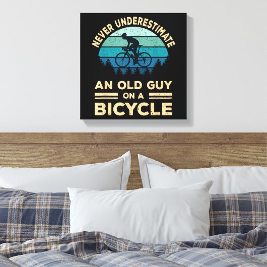 Onderschat nooit een oude man op een fiets. canvas afdruk (Insitu (Slaapkamer))