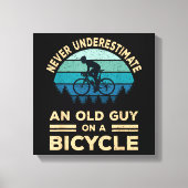 Onderschat nooit een oude man op een fiets. canvas afdruk (Voorkant)
