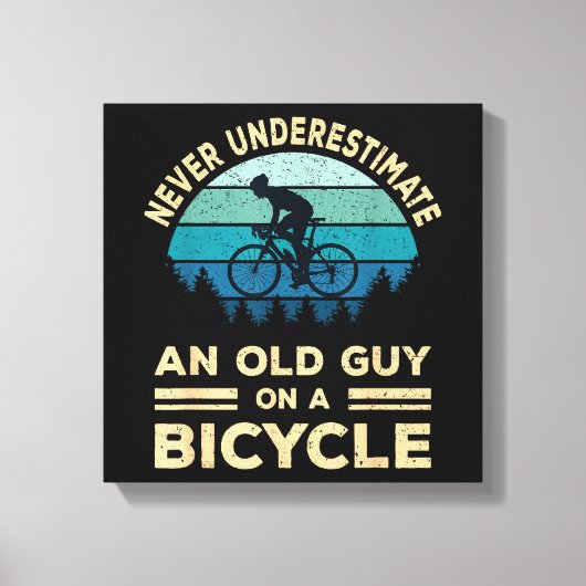 Onderschat nooit een oude man op een fiets. canvas afdruk (Voorkant)
