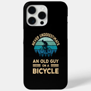 Onderschat nooit een oude man op een fiets. iPhone 15 pro max hoesje