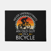 Onderschat nooit een oude man op een fiets deurmat (Voorkant)