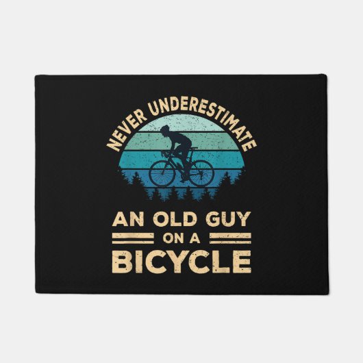 Onderschat nooit een oude man op een fiets. deurmat (Voorkant)