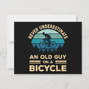 Onderschat nooit een oude man op een fiets. feestdagenkaart