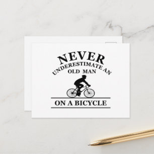 Onderschat nooit een oude man op een fiets feestdagenkaart