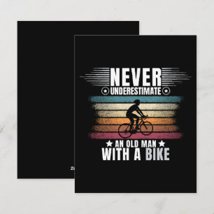 Onderschat nooit een oude man op een fiets feestdagenkaart