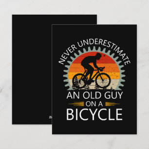 Onderschat Nooit Een Oude Man Op Een Fiets Feestdagenkaart