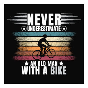 Onderschat nooit een oude man op een fiets foto afdruk