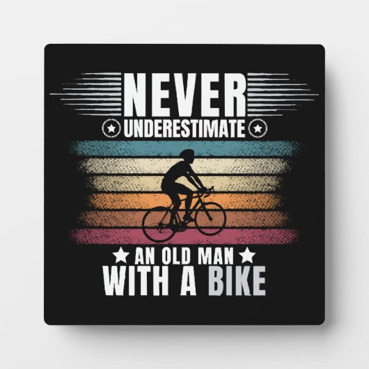 Onderschat nooit een oude man op een fiets fotoplaat (Voorkant)
