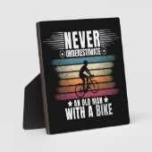 Onderschat nooit een oude man op een fiets fotoplaat (Voorkant)