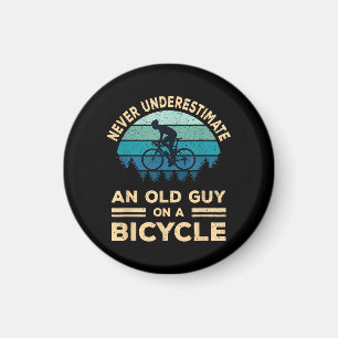 Onderschat nooit een oude man op een fiets grappig magneet