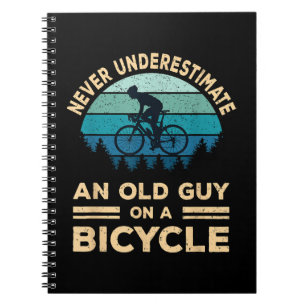 Onderschat Nooit Een Oude Man Op Een Fiets Grappig Notitieboek