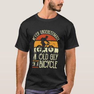 Onderschat Nooit Een Oude Man Op Een Fiets Grappig T-shirt