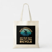 Onderschat nooit een oude man op een fiets grappig tote bag (Achterkant)