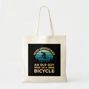 Onderschat nooit een oude man op een fiets grappig tote bag