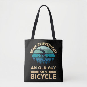 Onderschat nooit een oude man op een fiets grappig tote bag