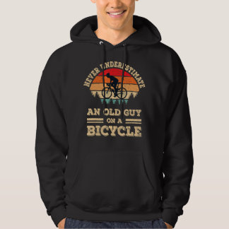 Onderschat nooit een oude man op een fiets. hoodie