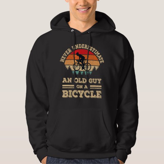 Onderschat nooit een oude man op een fiets. hoodie (Voorkant)