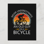 Onderschat nooit een oude man op een fiets informatiekaartje (Voorkant)