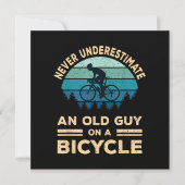 Onderschat nooit een oude man op een fiets. kaart (Voorkant)