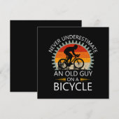 Onderschat nooit een oude man op een fiets kaart (Voorkant / Achterkant)
