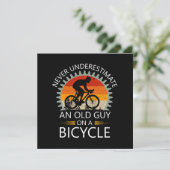 Onderschat nooit een oude man op een fiets kaart (Staand voorkant)