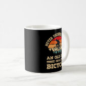 Onderschat nooit een oude man op een fiets. koffiemok (Voorkant rechts)