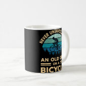Onderschat nooit een oude man op een fiets. koffiemok (Voorkant rechts)