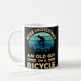 Onderschat nooit een oude man op een fiets. koffiemok