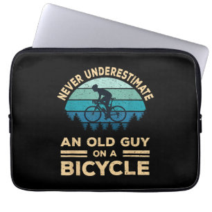 Onderschat nooit een oude man op een fiets. laptop sleeve