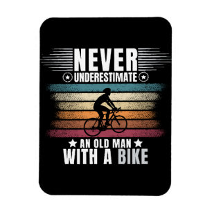 Onderschat nooit een oude man op een fiets magneet