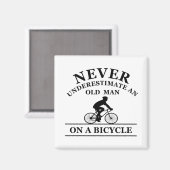 onderschat nooit een oude man op een fiets magneet (Voorkant / Achterkant)