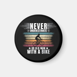 Onderschat nooit een oude man op een fiets magneet