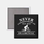 onderschat nooit een oude man op een fiets magneet (Voorkant / Achterkant)