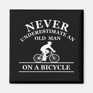 onderschat nooit een oude man op een fiets magneet