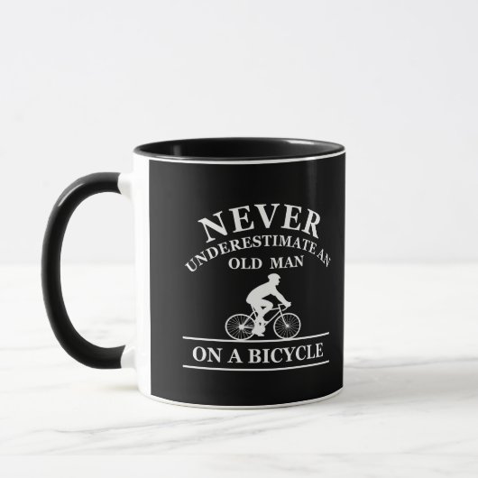 Onderschat nooit een oude man op een fiets mok (Links)